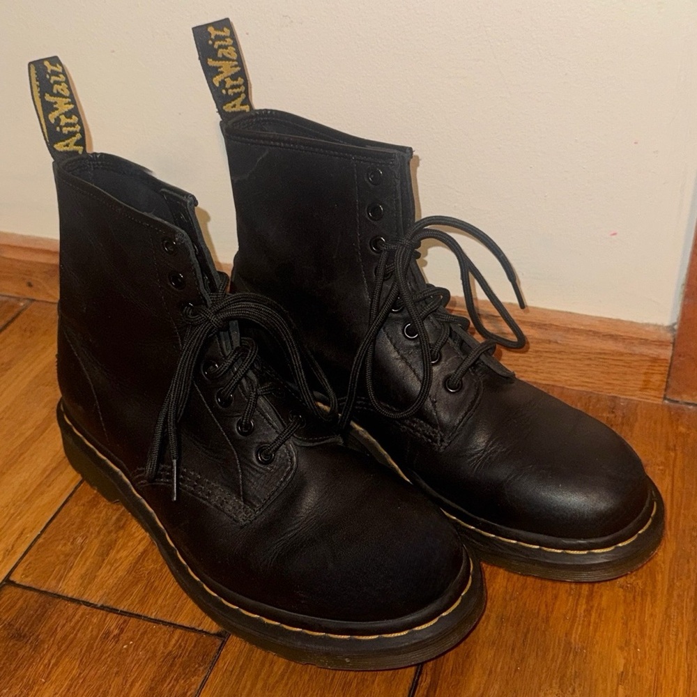 LIKE NEW dr. martins 1460